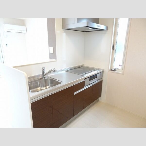 キッチン (対面式IHシステムキッチンで、クッキング中の会話も弾みます♪)