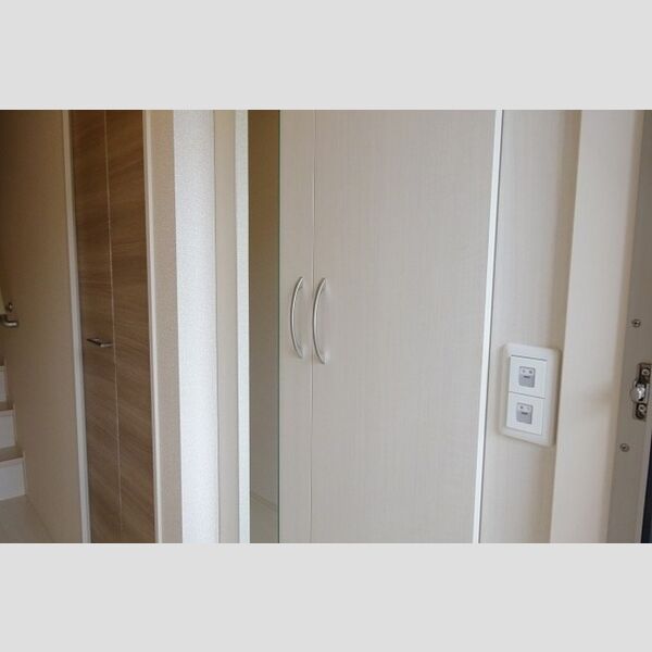 玄関 (姿見付シューズボックス)