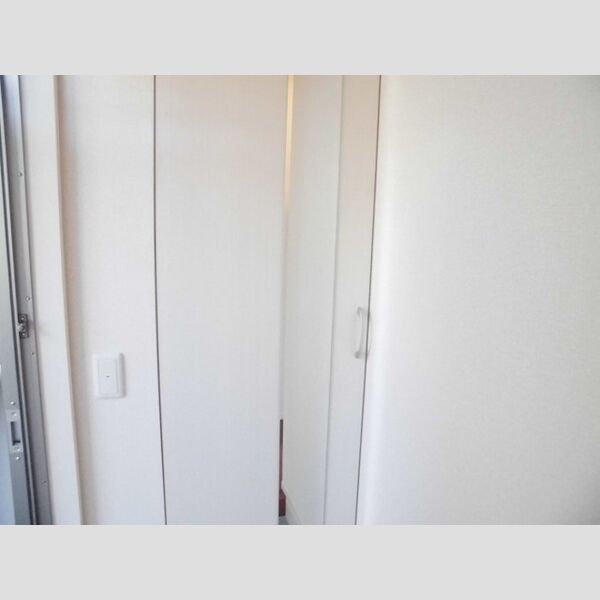 玄関 (姿見付シューズボックス)