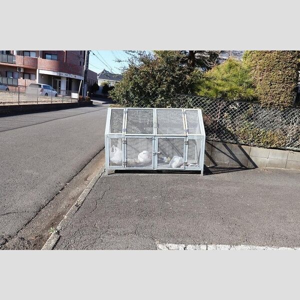 現地周辺 (ゴミストッカー)