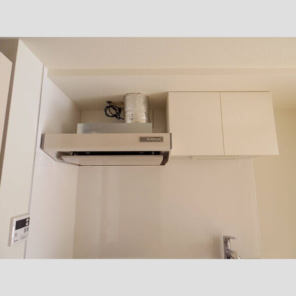 その他 (キッチン吊り戸棚(建設中))