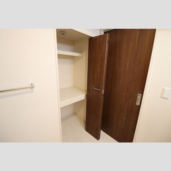 その他 (洗面室物入れ)