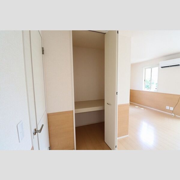 その他 (キッチン横物入れ)