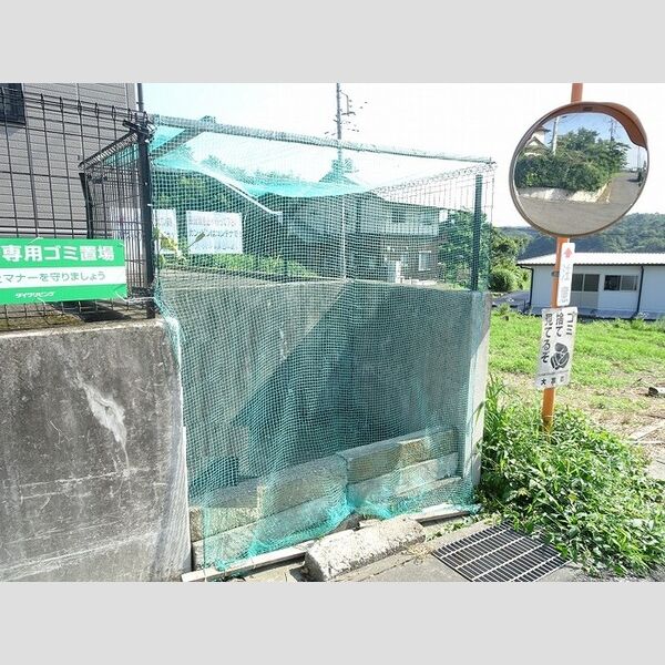 現地周辺 (ゴミ集積場)