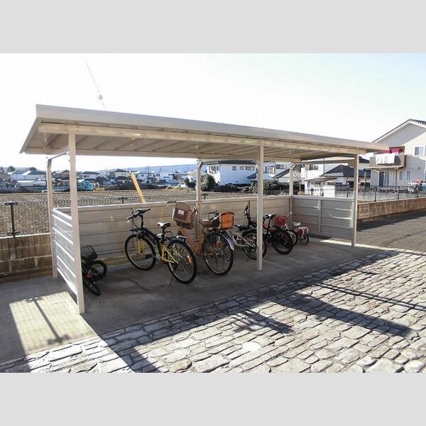 現地周辺 (駐輪場)