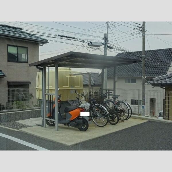現地周辺 (駐輪場)