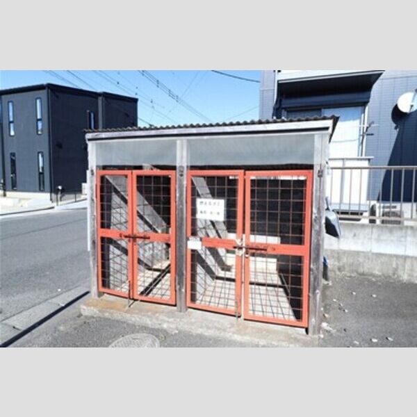 現地周辺 (ゴミストッカー)