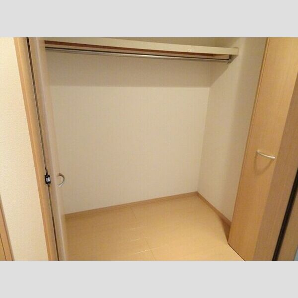 収納 (玄関脇クローゼット)