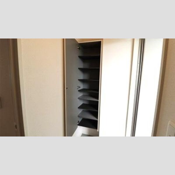 玄関 (トールタイプのシューズボックス)