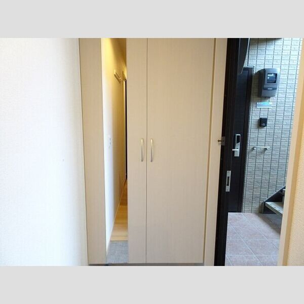 玄関 (姿見付シューズボックス)