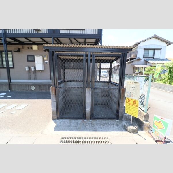 現地周辺 (ゴミ置き場)