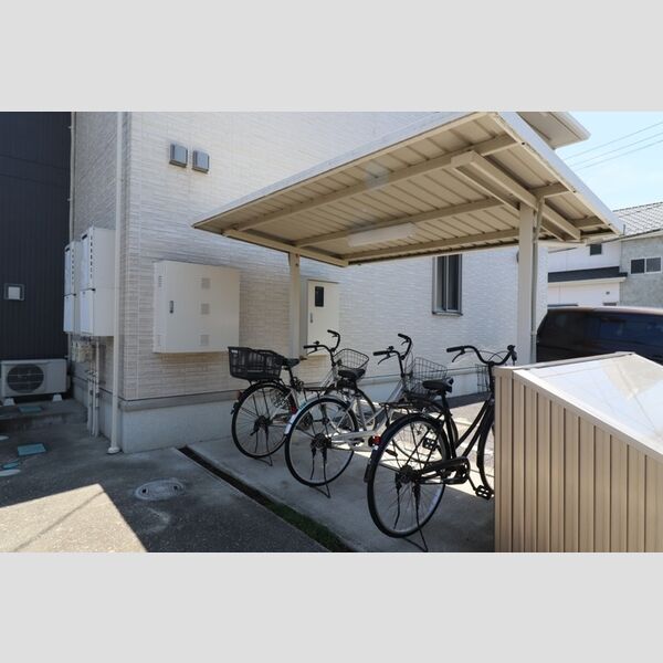 現地周辺 (駐輪場)