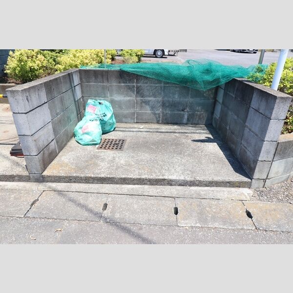 現地周辺 (ゴミ置き場)