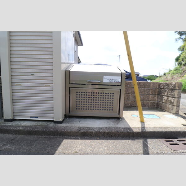 現地周辺 (ゴミストッカー)