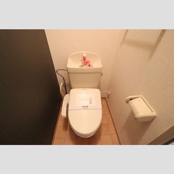 トイレ (もちろん温水洗浄暖房便座です)