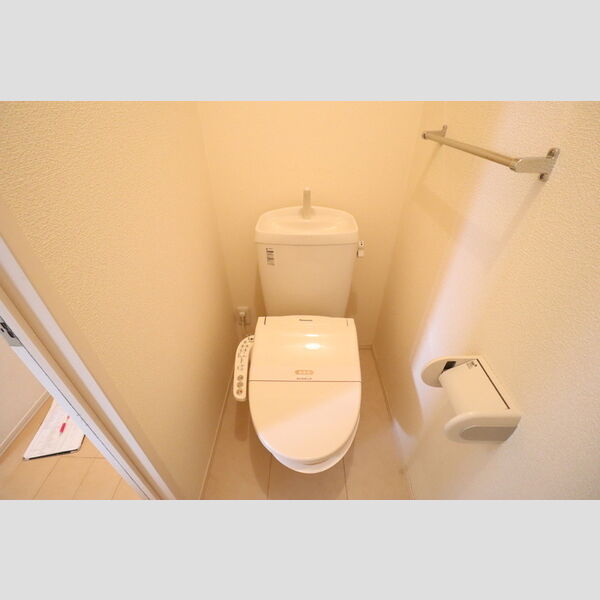 トイレ (もちろん温水洗浄暖房便座です)