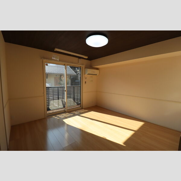 居室・リビング (リビング全景(エアコン付、照明付、天井デザインクロス仕様))