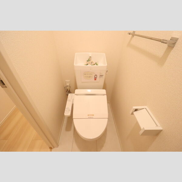 トイレ (もちろん温水洗浄暖房便座です)