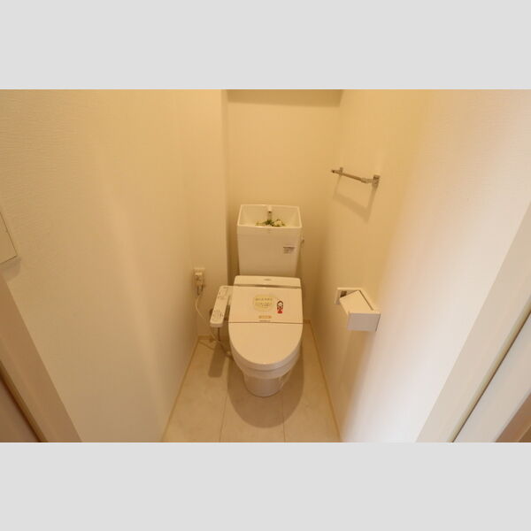 トイレ (もちろん温水洗浄暖房便座です)