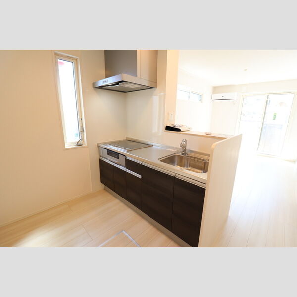 キッチン (対面式システムキッチン(3口IH、グリル付))