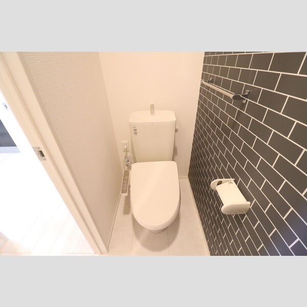 トイレ (もちろん温水洗浄暖房便座です(デザインクロス仕様))