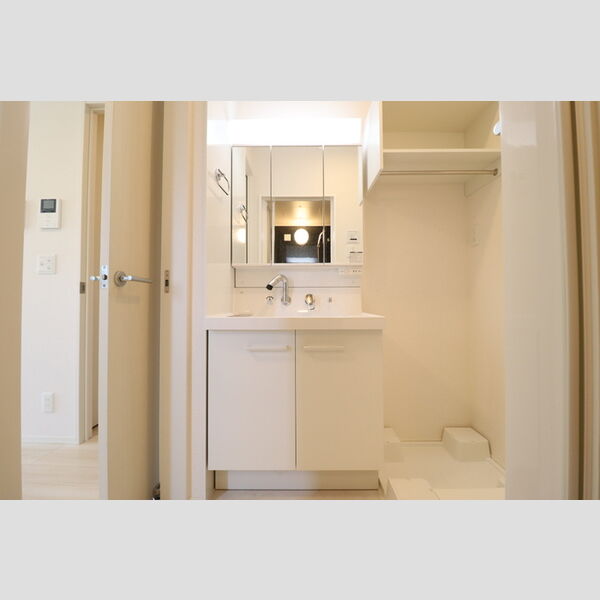 洗面所 (洗髪洗面化粧台(三面鏡)、洗濯機置き場)