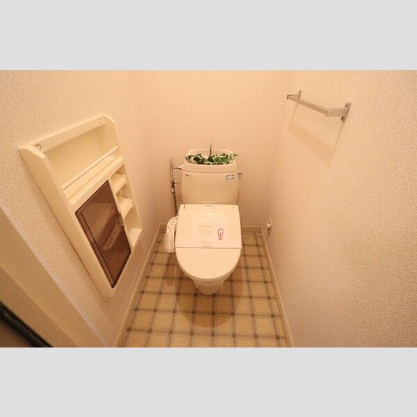 トイレ (もちろん温水洗浄暖房便座です)