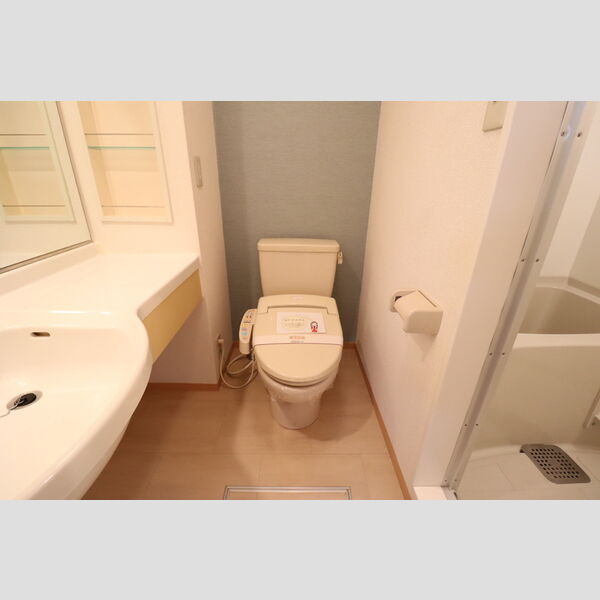 トイレ (もちろん温水洗浄暖房便座です(デザインクロス仕様))