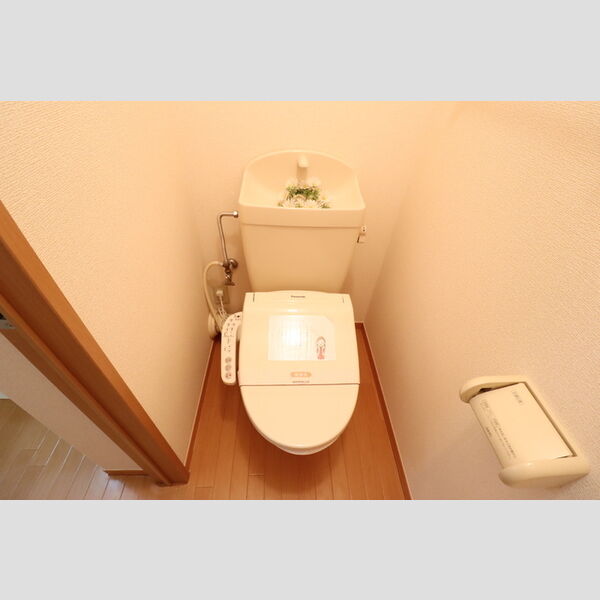 トイレ (もちろん温水洗浄暖房便座です)