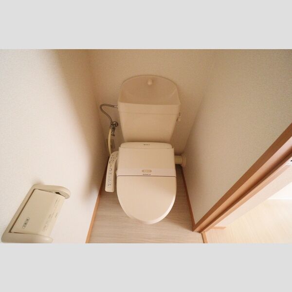 トイレ (もちろん温水洗浄暖房便座です)