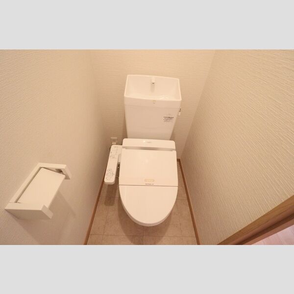 トイレ (もちろん温水洗浄暖房便座です)