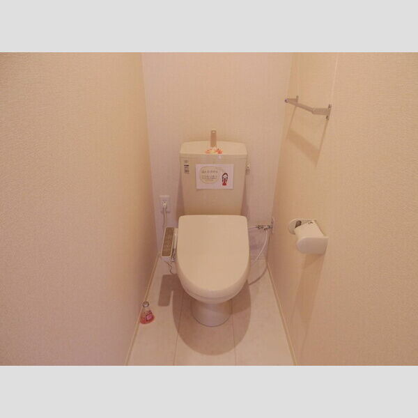 トイレ (もちろん温水洗浄暖房便座です)