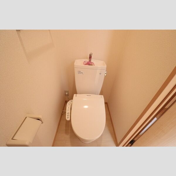 トイレ (もちろん温水洗浄暖房便座です)