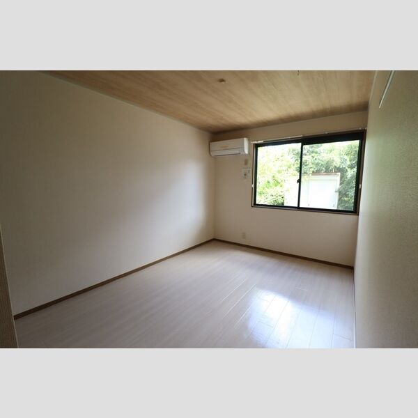 その他 (洋室(エアコン付、天井デザインクロス仕様))