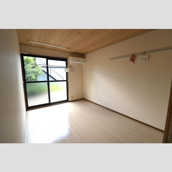 居室・リビング (リビング全景(エアコン付、天井デザインクロス仕様))