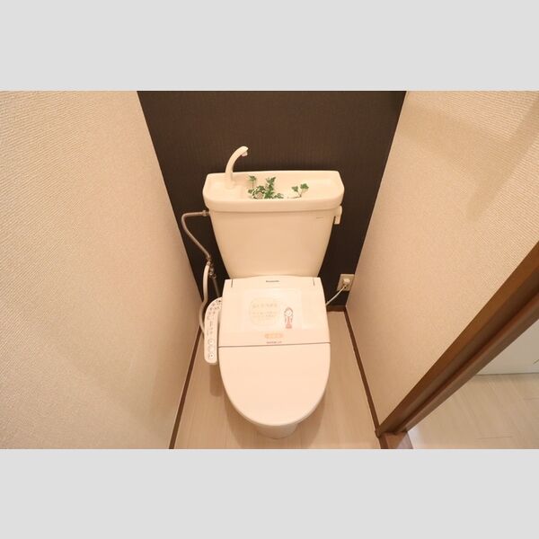 トイレ (もちろん温水洗浄暖房便座です(デザインクロス仕様))