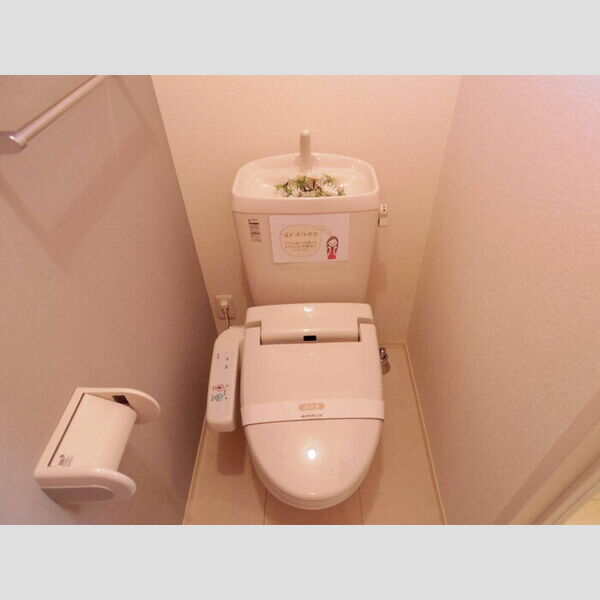 トイレ (もちろん温水洗浄暖房便座です(デザインクロス仕様))