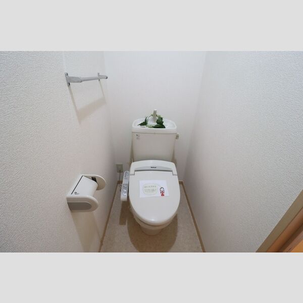 トイレ (もちろん温水洗浄暖房便座です)