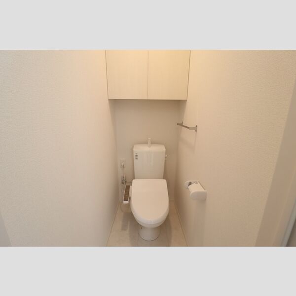 トイレ (もちろん温水洗浄暖房便座です)