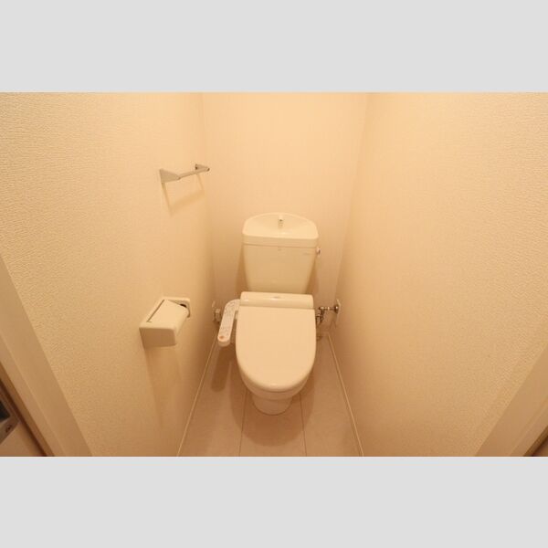 トイレ (もちろん温水洗浄暖房便座です)