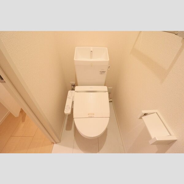 トイレ (もちろん温水洗浄暖房便座です)