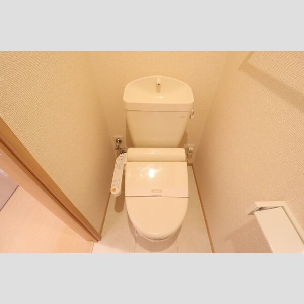 トイレ (もちろん温水洗浄暖房便座です)