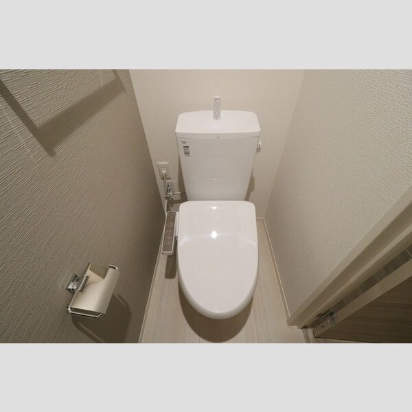 トイレ (もちろん温水洗浄暖房便座です)