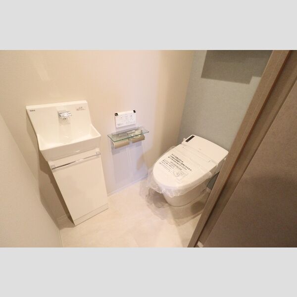 トイレ (もちろん温水洗浄暖房便座です)