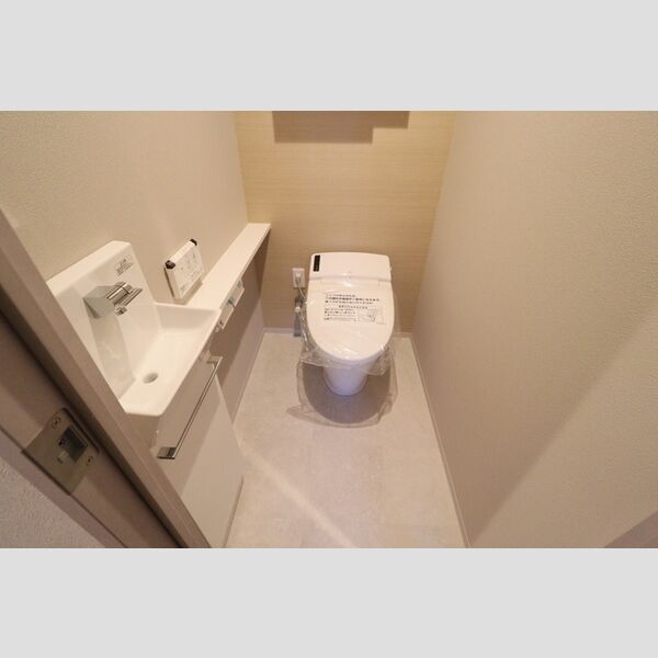 トイレ (もちろん温水洗浄暖房便座です)