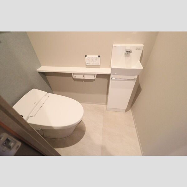 トイレ (もちろん温水洗浄暖房便座です)