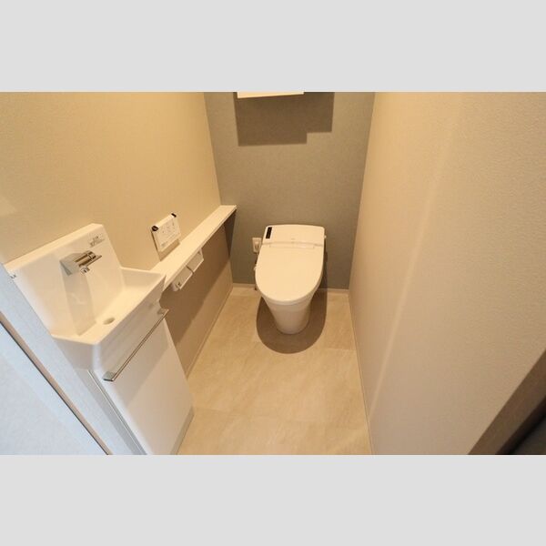 トイレ (もちろん温水洗浄暖房便座です)