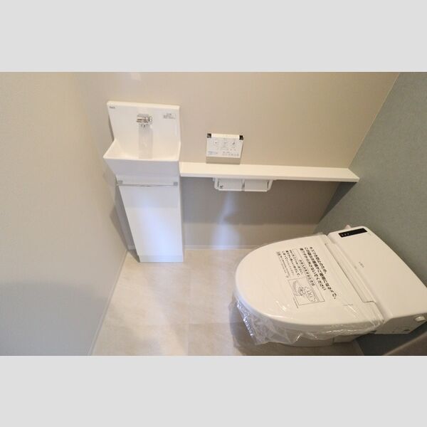 トイレ (もちろん温水洗浄暖房便座です)