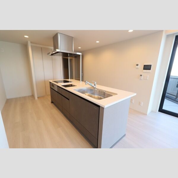 キッチン (対面システムキッチン(3口IH、グリル付))