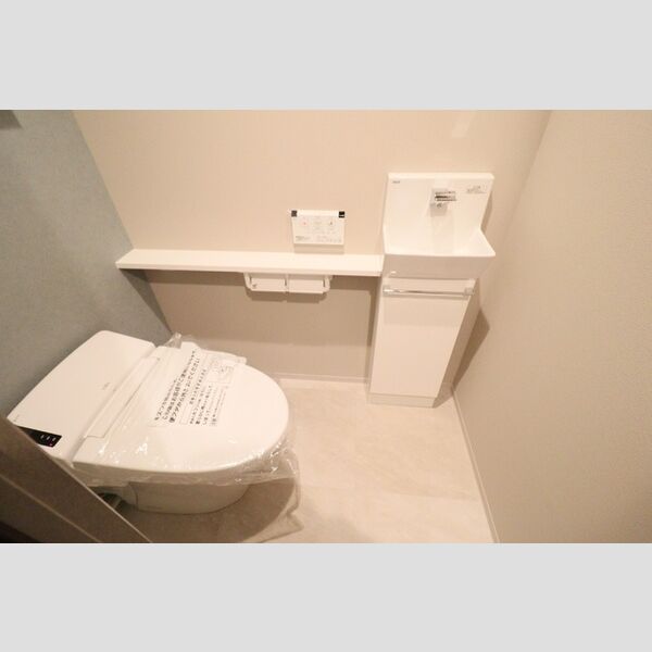 トイレ (もちろん温水洗浄暖房便座です)